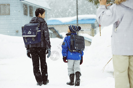 下雪天背着书包上学的学生图片