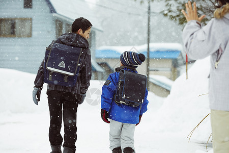 下雪天背着书包上学的学生图片