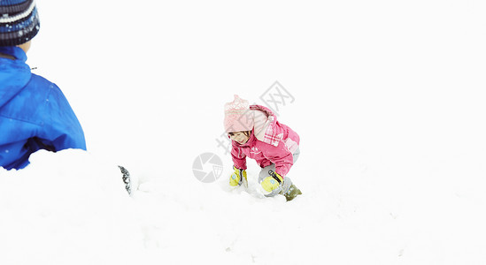 雪地上嬉戏的孩子们图片