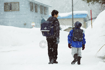 下雪天背着书包上学的孩子们背影图片