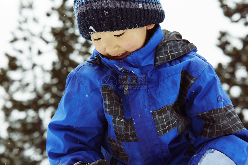 冬季雪地里玩耍的小男孩图片