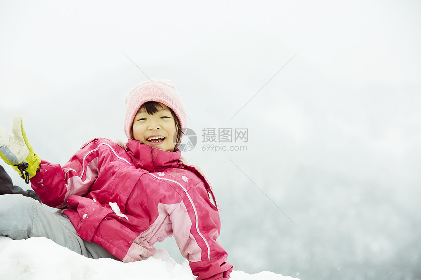 冬季雪地里玩耍的小女孩图片