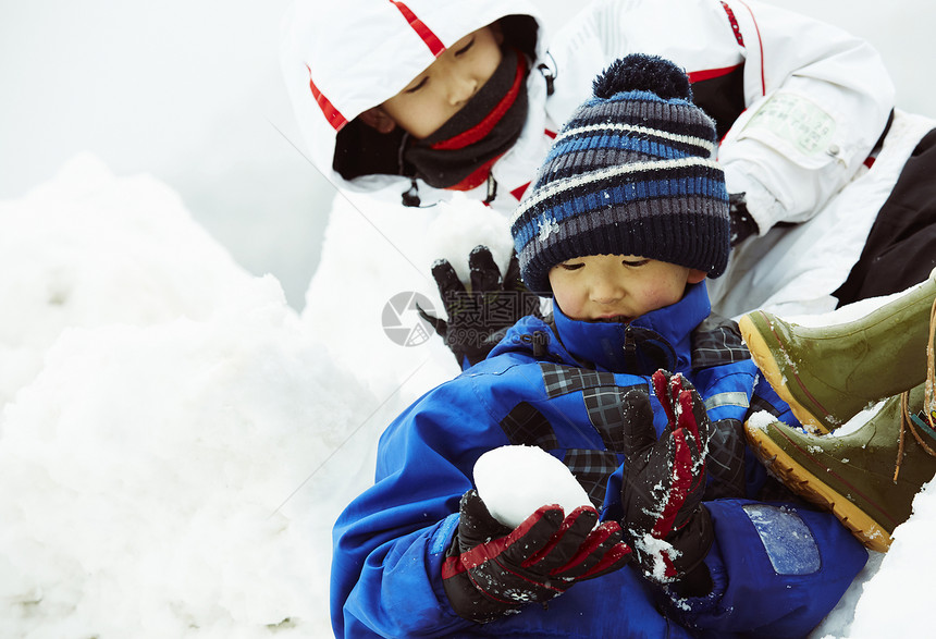 雪地里玩耍的孩子们图片