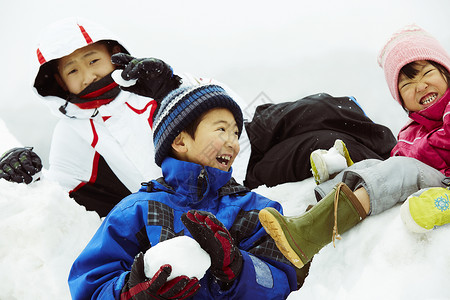 雪地里玩耍的孩子们高清图片