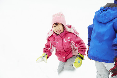 雪地里玩耍的小女孩图片