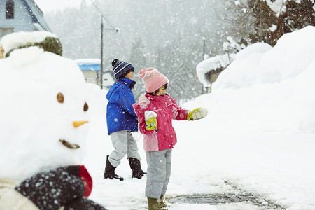 冬季雪地里打雪仗的孩子们高清图片