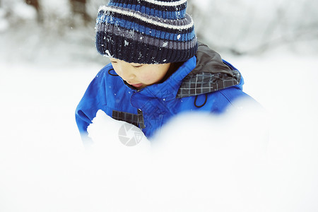 国服最强素材雪地里玩耍的小男孩背景