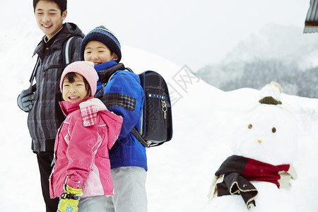 冬季雪地里微笑的孩子们图片