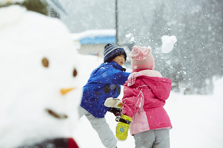 雪地里玩耍的小孩高清图片