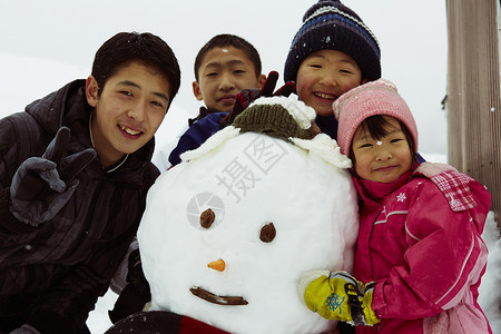 和雪人合影的孩子们图片