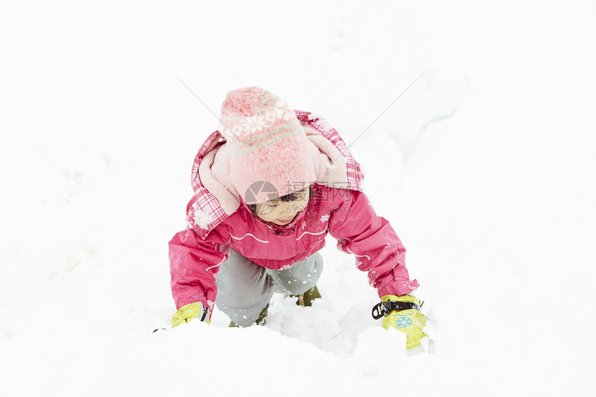 雪地里开心玩耍的小女孩图片