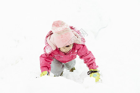 雪地里开心玩耍的小女孩图片