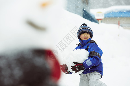 国服最强素材抱着一大块雪的小男孩背景