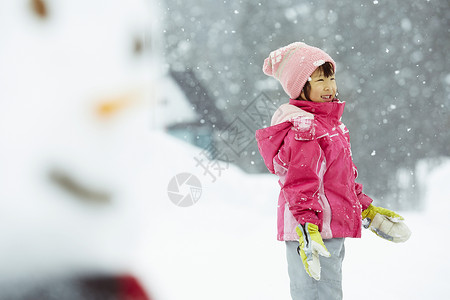 站在雪地里的小女孩图片