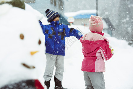 下雪天户外雪地玩耍的孩子们图片