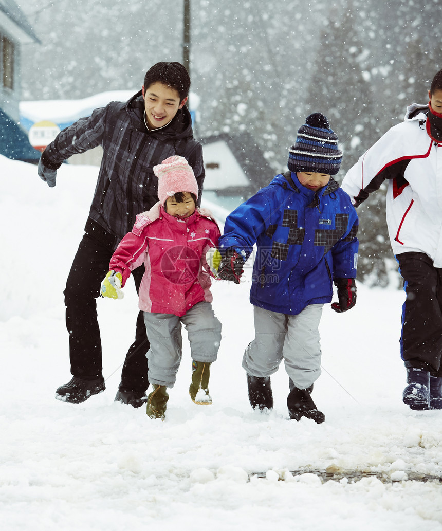 雪地里玩耍的孩子们图片