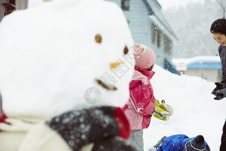 在雪地里玩的孩子们图片