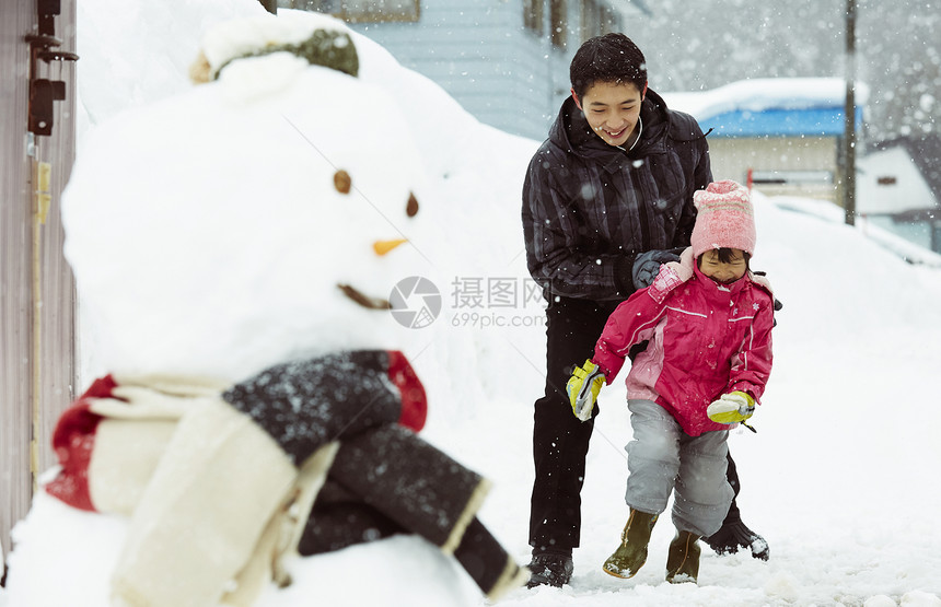 雪地里玩耍的孩子们图片