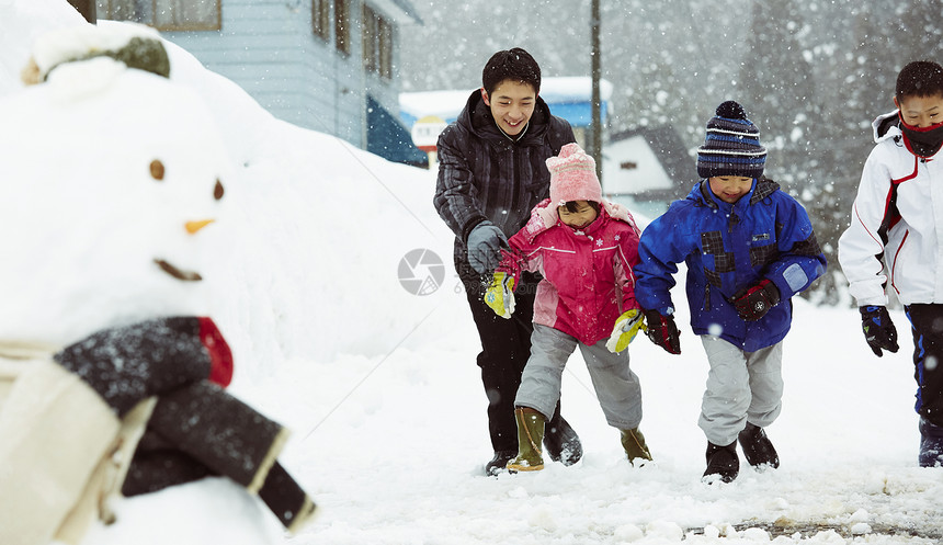 雪地里玩耍的孩子们图片