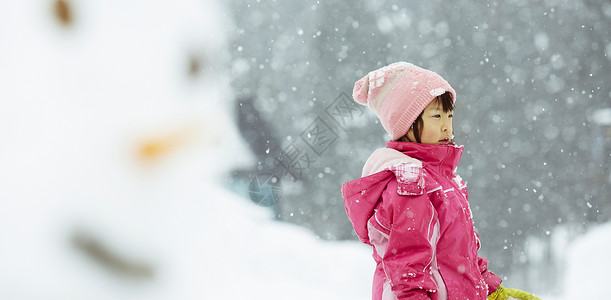 站在雪中的小女孩图片