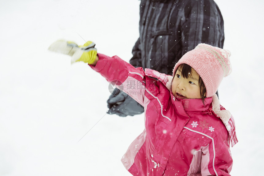 雪中玩耍的小女孩图片