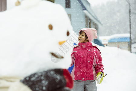 雪中开心玩耍的小女孩图片