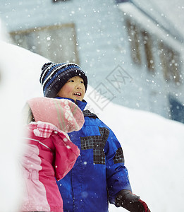 雪天户外玩耍的孩子们图片