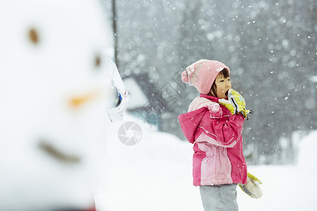 雪地里玩耍的小女孩高清图片