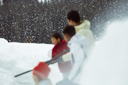 下雪天使用雪铲除雪的孩子们图片