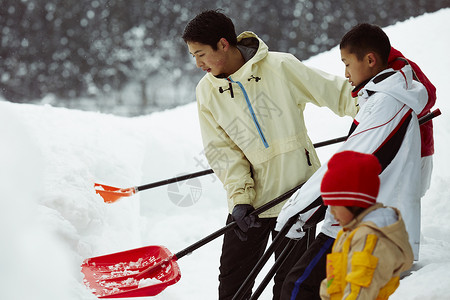 户外使用雪铲除雪的孩子们图片