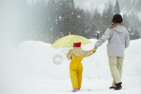 雪地里散步的母女图片