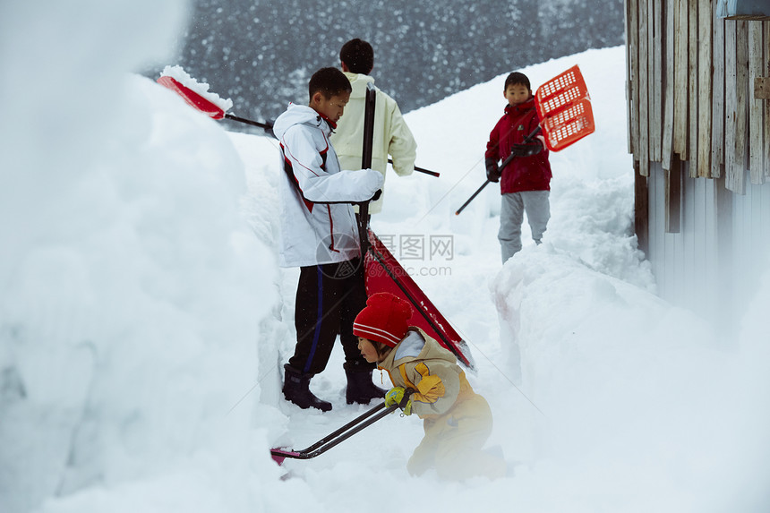 使用雪铲铲雪的孩子们图片