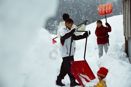 使用雪铲铲雪的孩子们图片