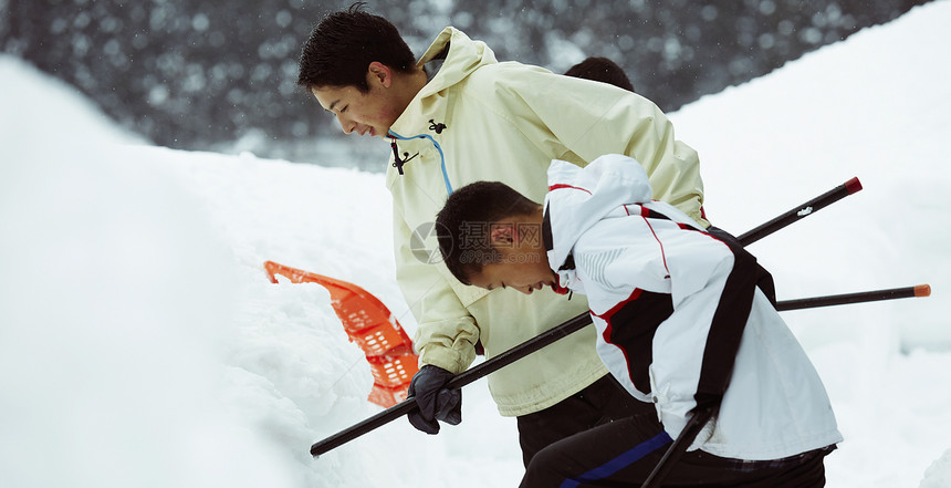 使用雪铲铲雪的孩子们图片