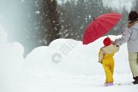 下雪天户外散步的母女图片