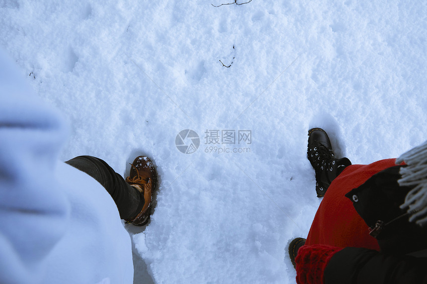 踩在雪地上的脚特写图片