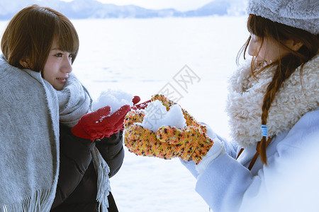 双手捧着雪的少女图片