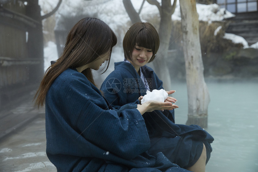 户外温泉捧着雪的少女图片