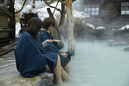 外部露天池户外泡温泉的少女背景