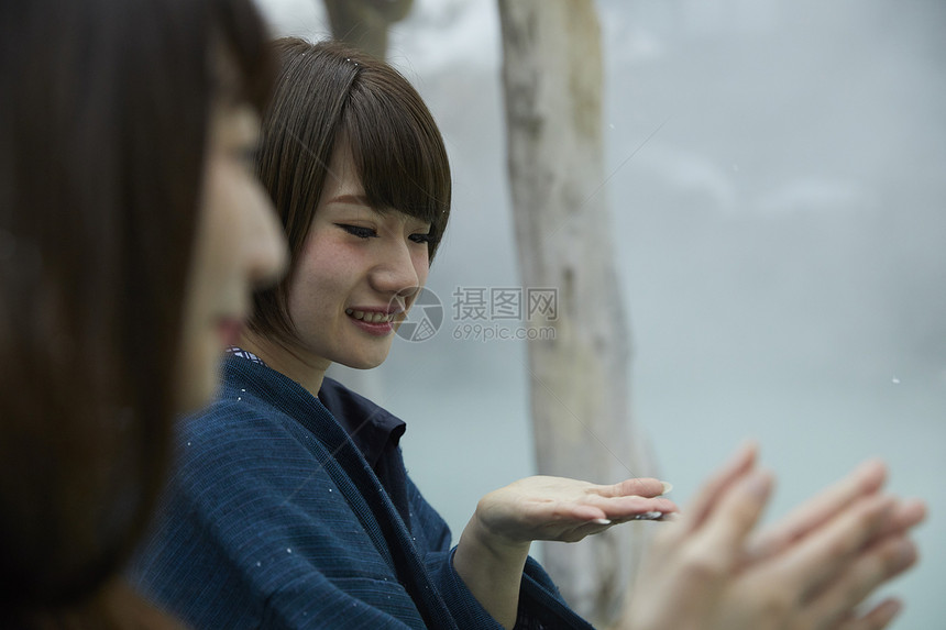 冬季雪天户外泡温泉的少女图片