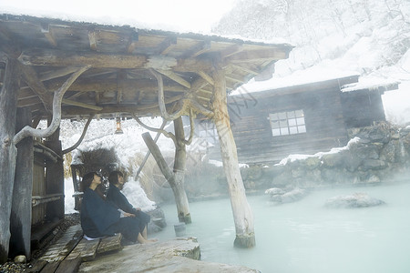 冬季雪天户外泡温泉的少女图片