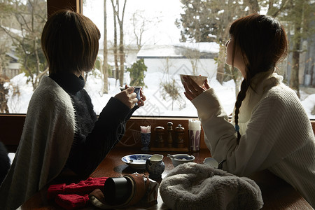 冬天女闺蜜一起泡温泉高清图片