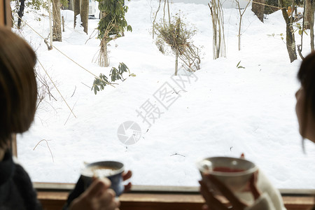 冬天女闺蜜一起泡温泉高清图片