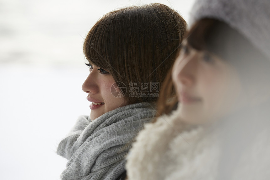 两个女孩在雪地里微笑图片