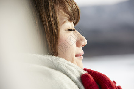 女孩在雪地里沐浴阳光图片