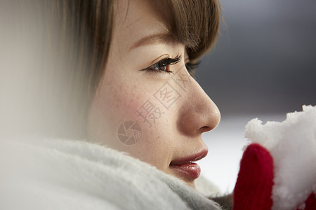 女孩在雪地里捧着雪图片