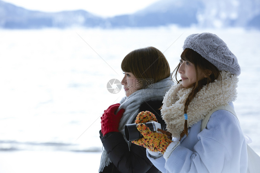 好友一起在雪地里看风景图片