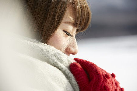 冬季旅游度假区的少女侧脸图片