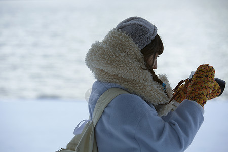 冬季旅游景区拍照留念的少女图片