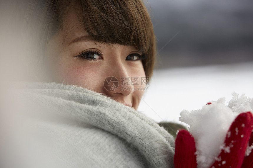 捧着雪微笑的少女图片